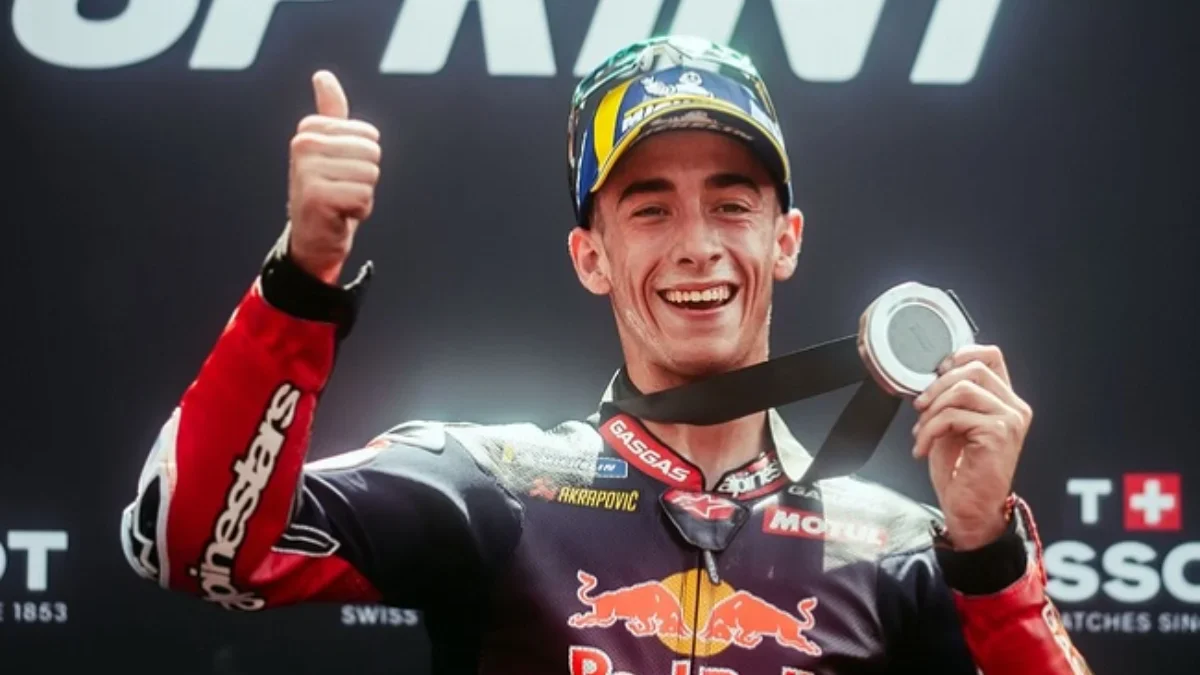 Pembalap KTM Spanyol Pedro Acosta merayakannya setelah menempati posisi ketiga pada Sprint Race MotoGP Moto Gr