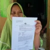 bu Pegi Setiawan menunjukkan surat panggilan terhadap adik Pegi dari Mapolresta Cirebon Kota.(Dok. Metro TV)