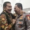 Jaksa Agung ST Burhanuddin (kiri) berpelukan dengan Kapolri Jenderal Pol Listyo Sigit Prabowo saat menghadiri