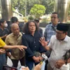 Ketua IPW Sugeng Santoso (baju putih berpeci hitam) bersama anggota KSST lain saat memberikan keterangan kepad