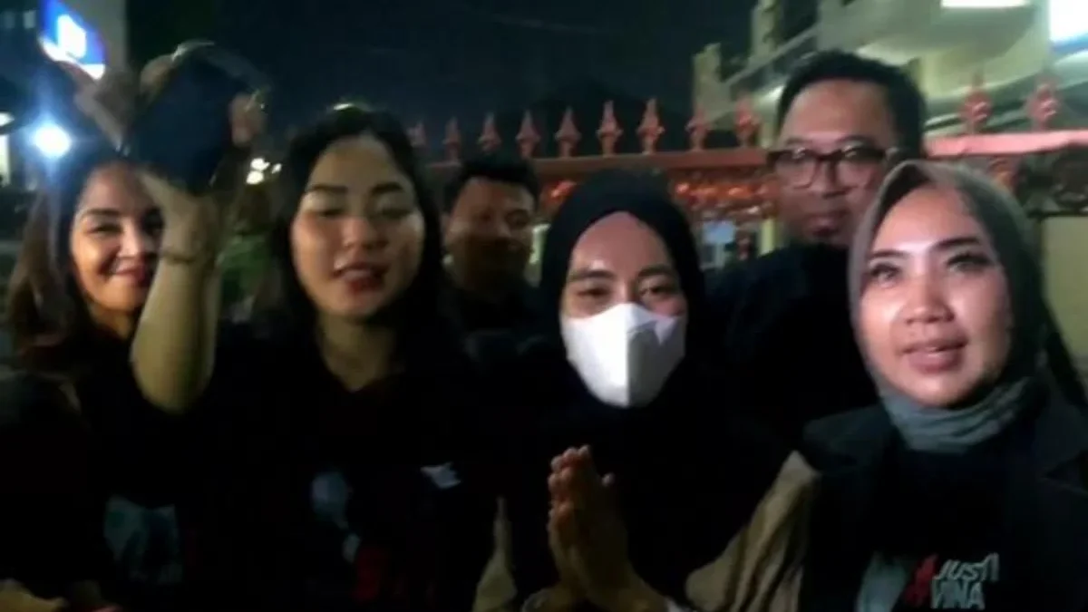 Linda, sahabat dekat Vina, akhirnya muncul di hadapan publik. Linda terlihat didampingi oleh kuasa hukumnya me