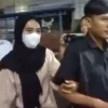 Linda (hijab hitam) didampingi suaminya dan keluarganya datang ke Polres Cirebon Kota, Cirebon, Senin (27/5/20