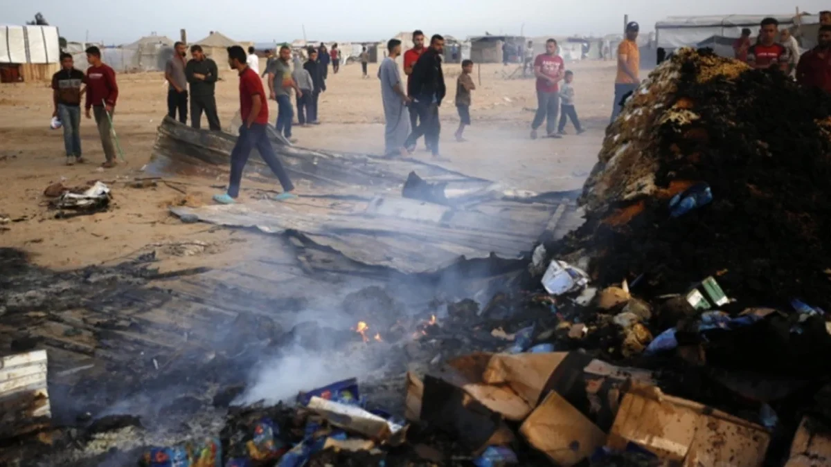 Bangunan yang hangus terbakar di penampungan warga Palestina yang diserang Israel. (Foto: Anadolu)