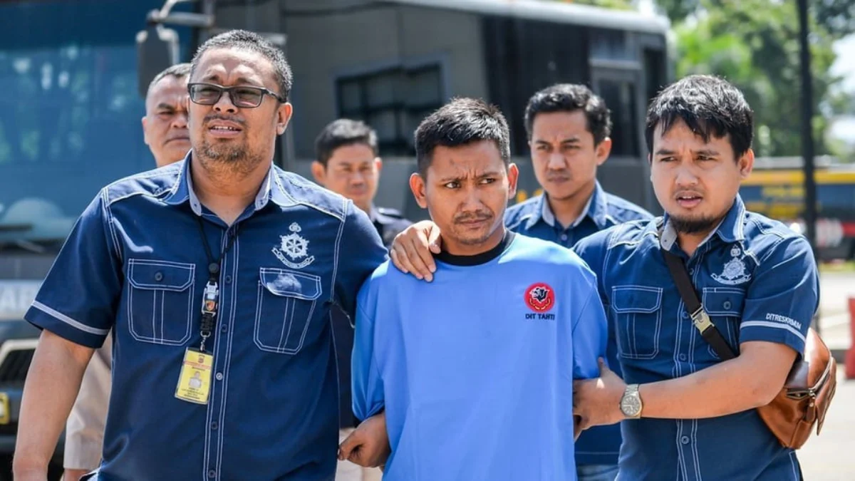 Petugas Kepolisian menggiring tersangka kasus pembunuhan Pegi Setiawan untuk dihadirkan pada konferensi pers y