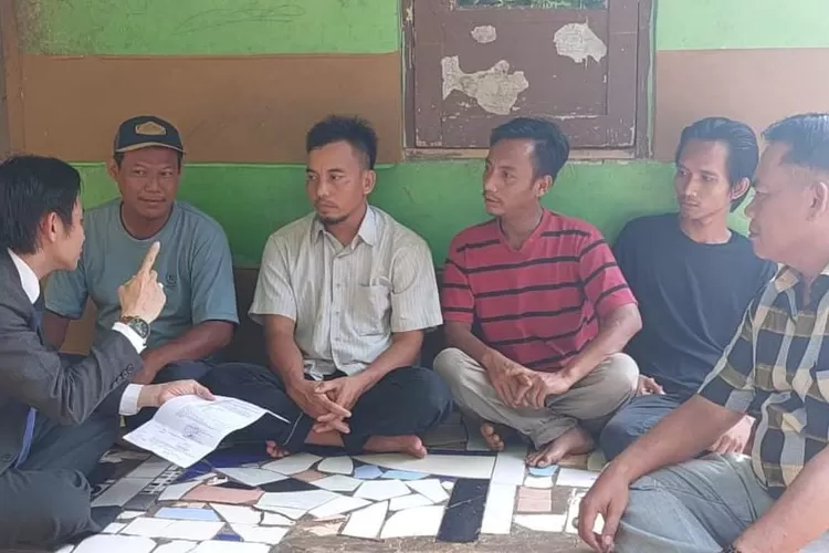 3 teman Pegi Setiawan, dari kiri: Sunarsono alias Nono alias Bondol, Suparman dan Ibnu, berada di rumah nenek