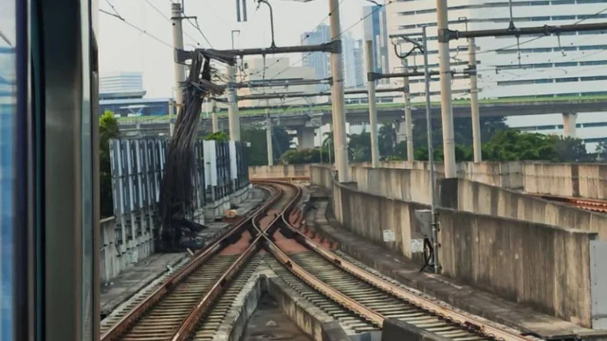 Konstruksi bangunan jatuh di jalur MRT Jakarta Blok M, Kamis (30/5/2024). Foto: Dok. MRT Jakarta