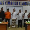 Penjabat (Pj) Bupati Cirebon, Drs. H. Wahyu Mijaya, SH., M.Si didampingi Kepala DPUTR, Bapelitbangda dan BPBD