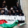 Mahasiswa menduduki gedung Universitas Sciences Po di Paris, Prancis. Foto Benoit Tessier-Reuters