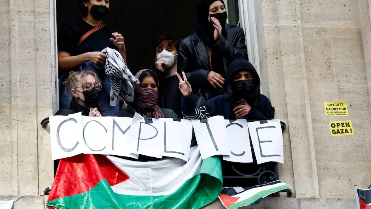 Mahasiswa menduduki gedung Universitas Sciences Po di Paris, Prancis. Foto Benoit Tessier-Reuters