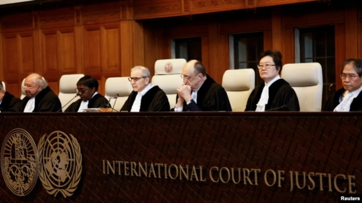 Hakim Nawaf Salam, ketua Mahkamah Internasional (ICJ), dan hakim lainnya menghadiri sidang umum di Den Haag, B