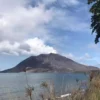 Gunung Ruang mengeluarkan asap putih dari permukaan kawahnya di Kabupaten kepulauan Sitaro (Siau Tagulandang B