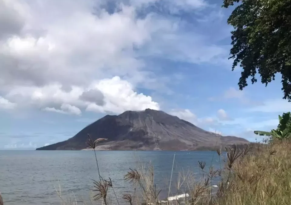 Gunung Ruang mengeluarkan asap putih dari permukaan kawahnya di Kabupaten kepulauan Sitaro (Siau Tagulandang B