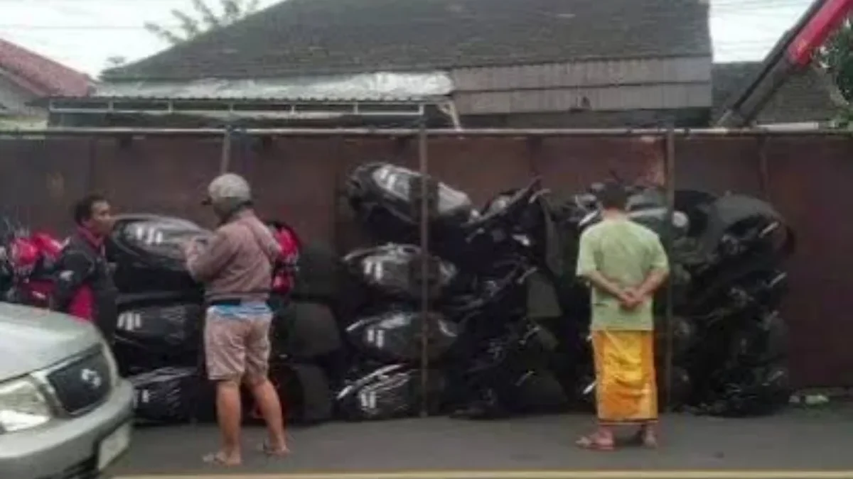 Sebuah truk pengangkut 50 motor terguling di jalan raya Kecamatan Rambipuji, Jember, Jumat 3 Mei 2024.