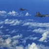 Jet tempur China dari Komando Tentara Pembebasan Rakyat (PLA) melakukan latihan tempur bersama di sekitar Pul