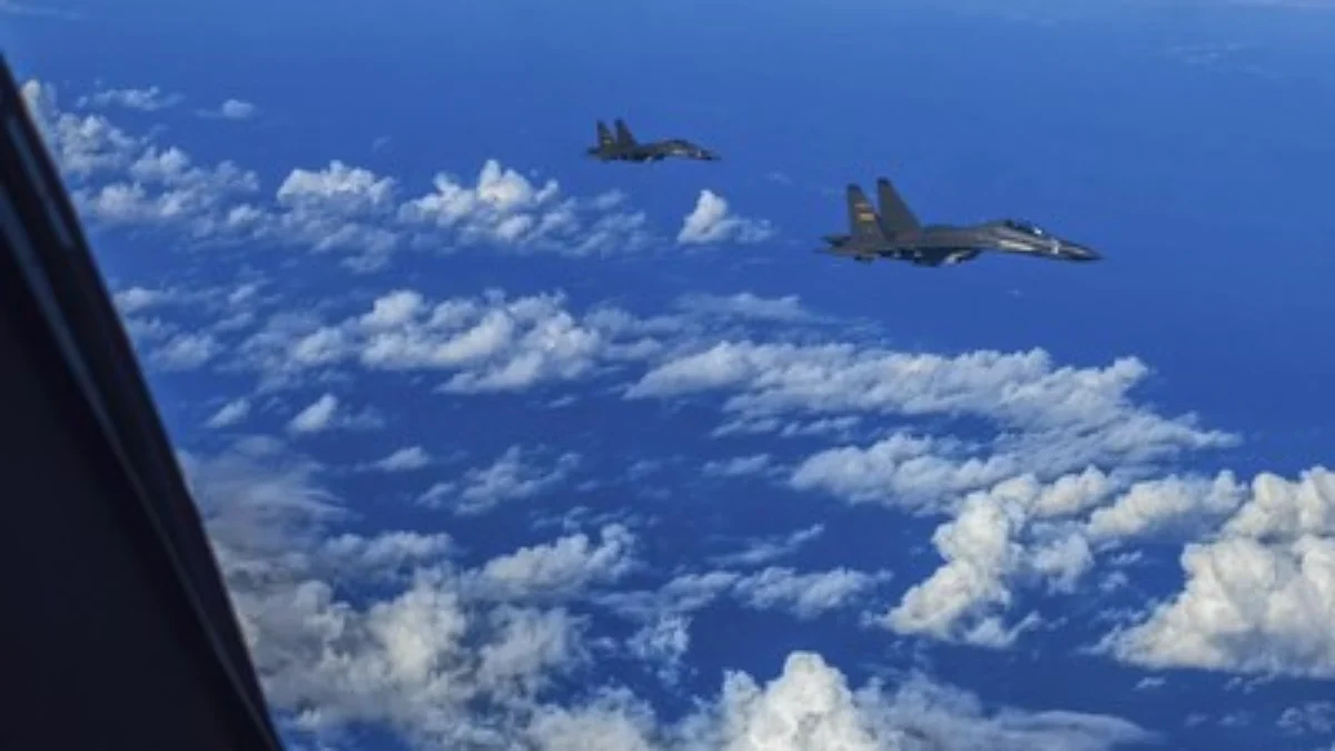 Jet tempur China dari Komando Tentara Pembebasan Rakyat (PLA) melakukan latihan tempur bersama di sekitar Pul