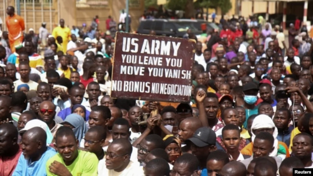 Warga Niger memprotes kehadiran militer AS, di Niamey, Niger 13 April 2024. (REUTERS/Mahamadou Hamidou)