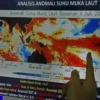 Ilustrasi - Petugas Badan Meteorologi, Klimatologi dan Geofisika (BMKG) Banten menunjukkan peta terkini aliran