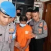 Polisi menggiring Tarsum tersangka kasus pembunuhan mutilasi saat menjalani pemeriksaan kejiwaan di Makopolres