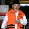 Gubernur Maluku Utara nonaktif Abdul Gani Kasuba berjalan menuju mobil tahanan usai menjalani pemeriksaan lanj