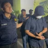 Ahmad Arif Ridwan Nuwloh, pembunuh wanita dalam koper di Cikarang, Bekasi, saat dibawa ke kantor polisi. (IST)