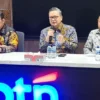 Anggota Ombudsman RI, Yeka Hendra Fatika (kiri) didampingi Direktur Operational and Consumer Experience BTN, H