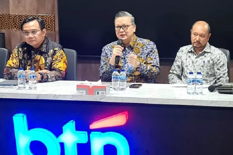 Anggota Ombudsman RI, Yeka Hendra Fatika (kiri) didampingi Direktur Operational and Consumer Experience BTN, H