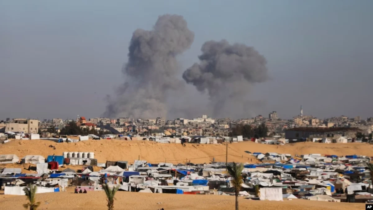 Asap membubung menyusul serangan udara Israel di timur Rafah, Jalur Gaza, Senin, 6 Mei 2024. (Foto: Ismael Abu