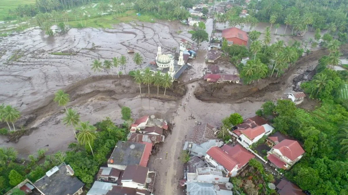 Banjir bandang di Simpang Manunggal, Kecamatan Lima Kaum, Kabupaten Tanah Datar, Sumatera Barat, Minggu (12/5/