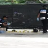 Petugas forensik kepolisian mengambil gambar di luar kantor polisi Ulu Tiram, Negara Bagian Johor, Malaysia, 1