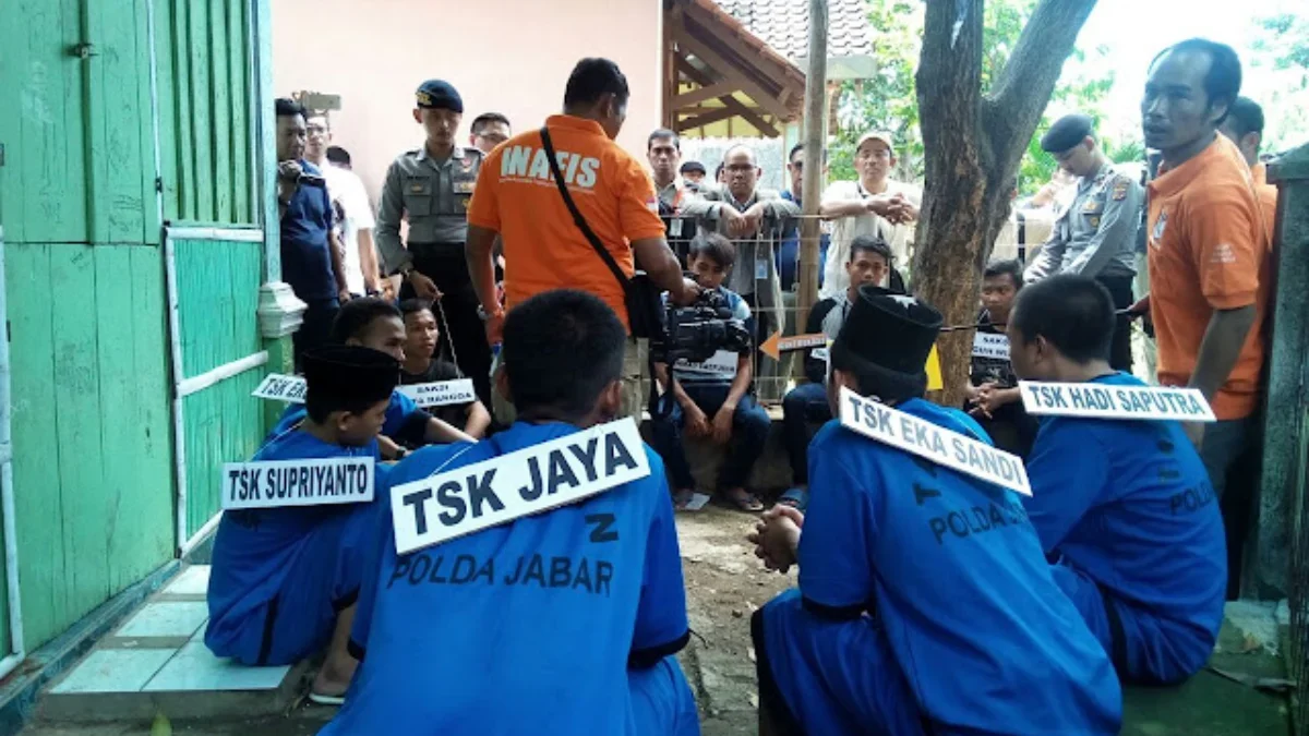 Ditreskrimum Polda Jabar saat melakukan rekontruksi kasus pembunuhan dan perkosaan terhadap MR (16) dan V (16)