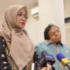 Anggota Komnas HAM Putu Elvina (kiri) dan anggota Komnas HAM Hari Kurniawan (kanan) berbicara dengan awak medi