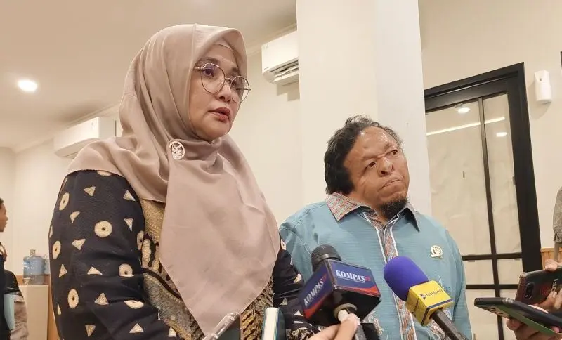 Anggota Komnas HAM Putu Elvina (kiri) dan anggota Komnas HAM Hari Kurniawan (kanan) berbicara dengan awak medi