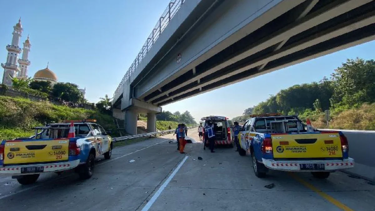 Jasa Marga evakuasi korban kecelakaan di Ruas Jalan Tol Batang-Semarang KM 405+200 arah Semarang, Sabtu 22 Jun