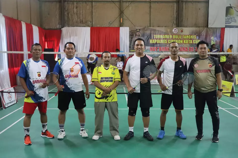 Iptu Rudiana (dua dari kiri) saat berfoto bersama dengan Kapolres Cirebon Kota AKBP Rano Hadiyanto dan jajaran