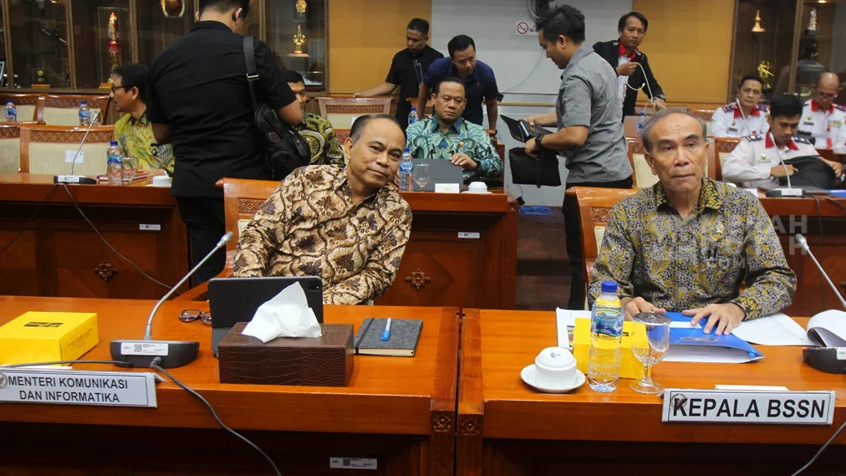 Menteri Komunikasi dan Informatika (Menkominfo) Budi Arie Setiadi (kiri) dan Kepala Badan Siber dan Sandi Nega