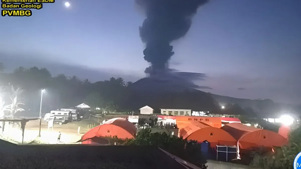 Kolom abu vulkanik setinggi lima kilometer terbentuk akibat aktivitas erupsi Gunung Ibu di Maluku Utara, Selas