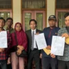 Toni RM kuasa hukum keluarga Pegi Setiawan saat dampingi tiga saksi menuju Mapolda Jabar. 31 Mei 2024