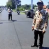 Suroto, orang yang pertama menolong Eky dan Vina, saat menunjukkan lokasi ditemukannya Eky dan Vina di jembata