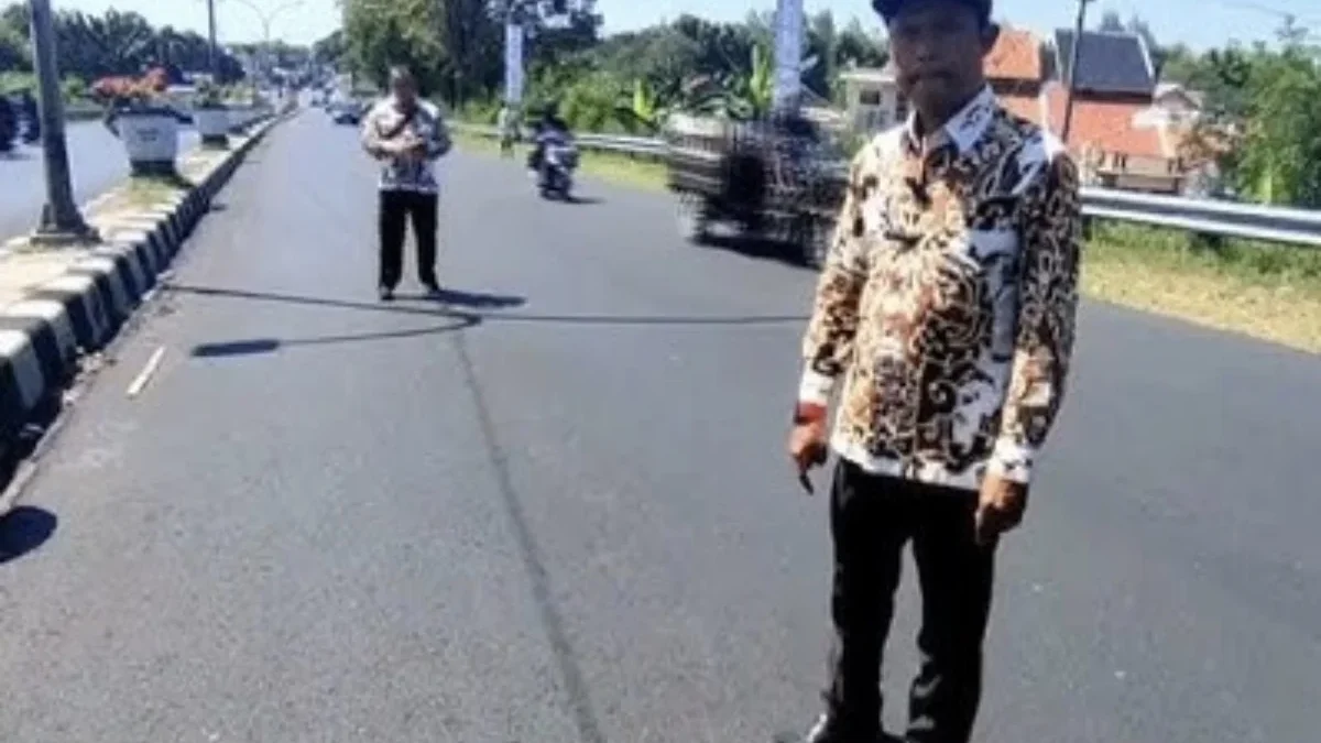 Suroto, orang yang pertama menolong Eky dan Vina, saat menunjukkan lokasi ditemukannya Eky dan Vina di jembata