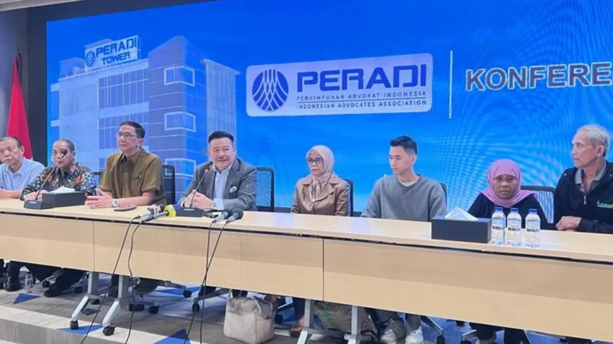 Ketua Umum DPN Perhimpunan Advokat Indonesia (Peradi) Otto Hasibuan (kedua kiri) didampingi kuasa hukum terpid