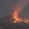 Gunung Merapi mengalami guguran awan panas