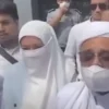 Habib Rizieq Syihab usai mengurus berkas pembebasan murni di Balai Pemasyarakatan (Bapas) Jakarta Pusat, Senin