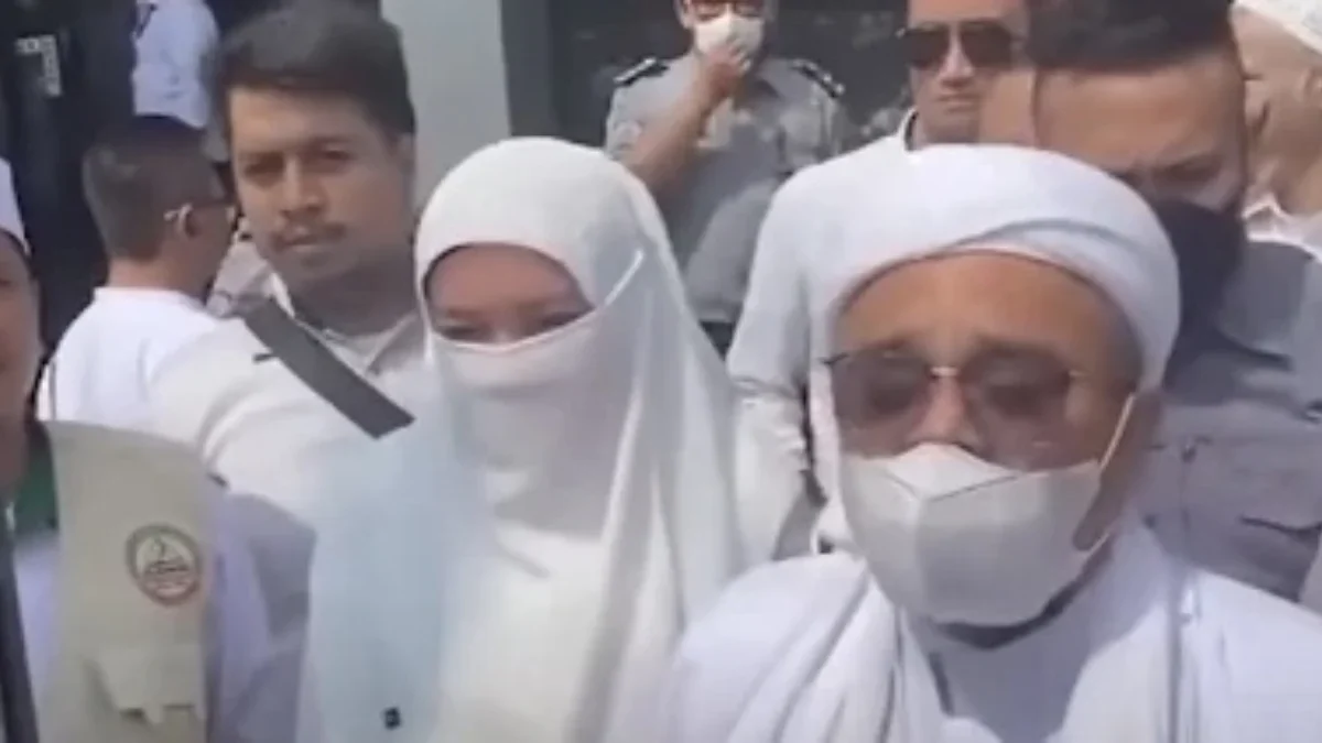 Habib Rizieq Syihab usai mengurus berkas pembebasan murni di Balai Pemasyarakatan (Bapas) Jakarta Pusat, Senin