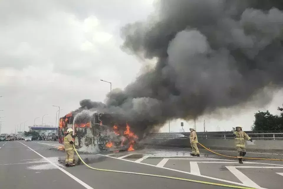 Petugas Sudin Penanggulangan Kebakaran dan Penyelamatan (Gulkarmat) Jakarta Timur tengah memadamkan api yang m