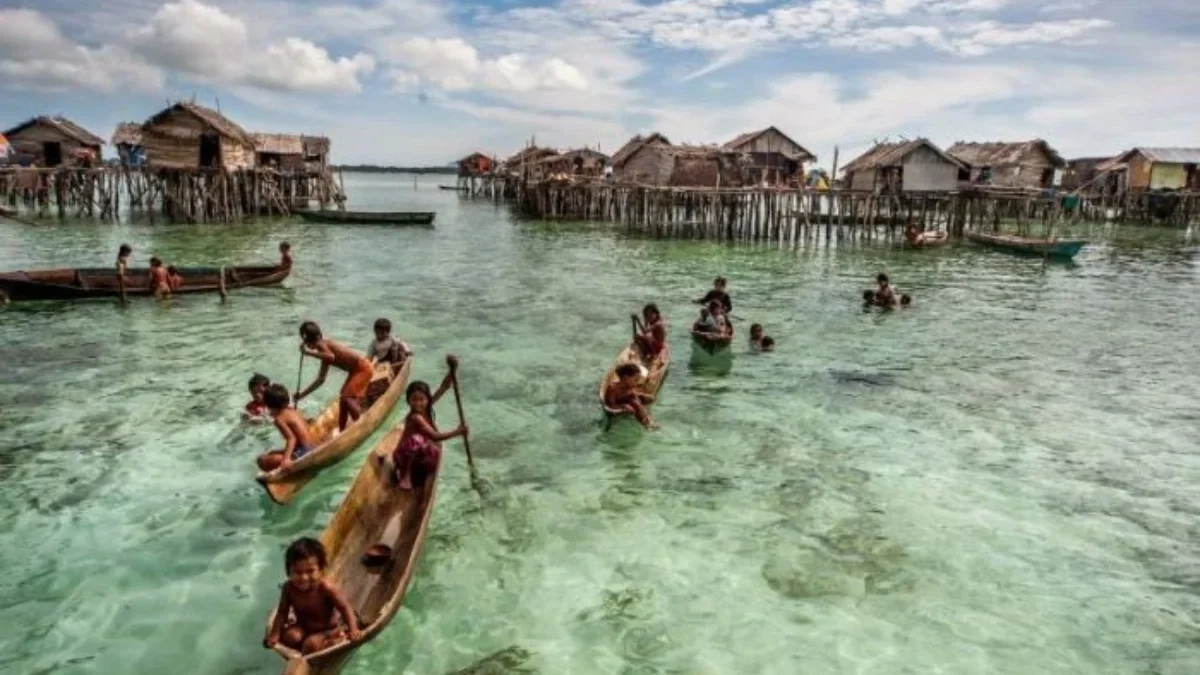 Masyarakat suku Bajo di Indonesia.