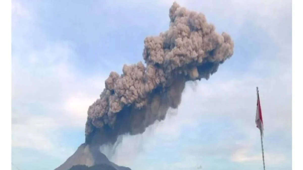 Visual erupsi Gunung Lewotobi Laki-laki di Flores Timur, NTT, Minggu, 16 Juni 2024, dengan ketinggian 1.000 me