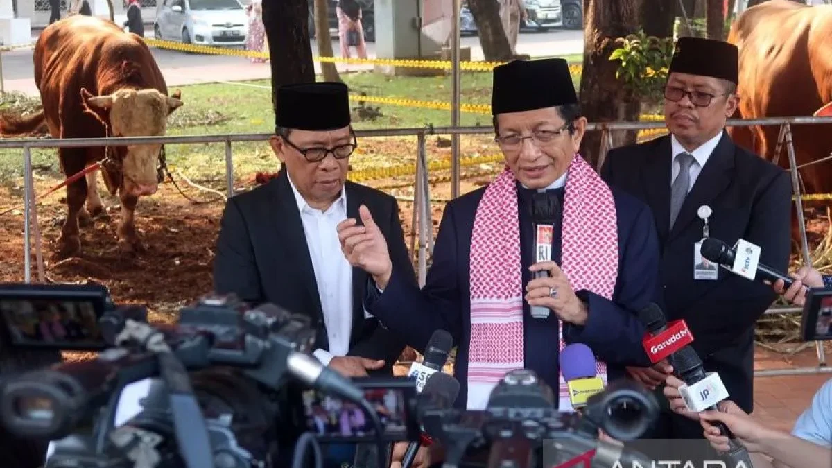 Imam Besar Masjid Istiqlal Nasaruddin Umar (tengah) menjelaskan kepada wartawan terkait skema penyerahan dagin