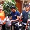 Muslim Bali saat membagikan daging kurban tradisi Ngejot di Denpasar, Bali