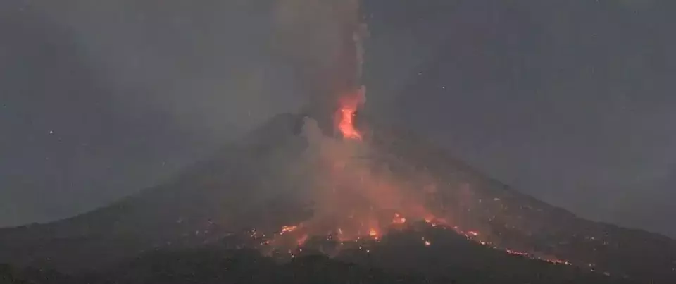 Gunung Merapi kembali mengeluarkan awan panas guguran pada Selasa (18/6/2024) malam. Hembusan awan panas gugur