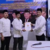 Kader Partai Amanat Nasional (PAN), Heru Cipto Nugroho (CN) (kedua dari kiri) saat menyerahkan formulir pendaf